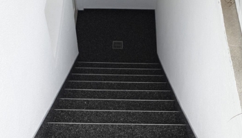 Steinteppich Keller Treppen – Robust und pflegeleicht, perfekt für Ihre Keller-Treppe! Verleihen Sie Ihrem Raum eine moderne und langlebige Note.