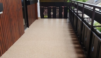 Machen Sie Ihren Balkon mit Steinteppich zum Highlight – perfekt für Außenbereiche und langlebig! Steinteppich auf Balkon sanieren bietet viele Vorteile, wie rutschfesten Schutz und ästhetisches Design